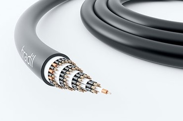 A world première: Four-layer 500 volt drag chain cable with 61 conductors. 